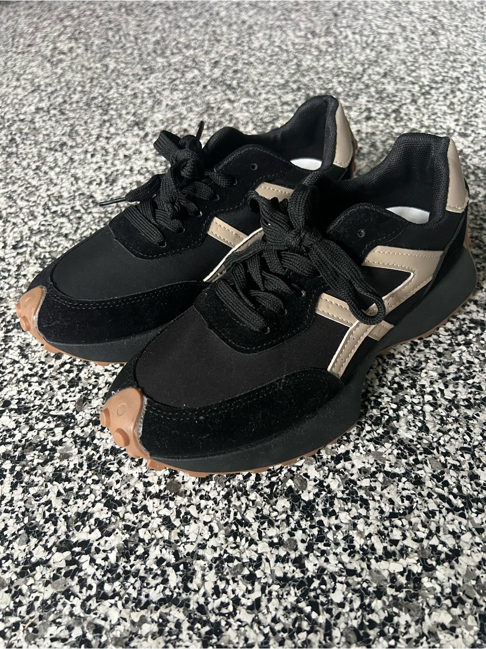 Women’s Black Sneakers with Tan Accents – Casual Lace-Up Comfort